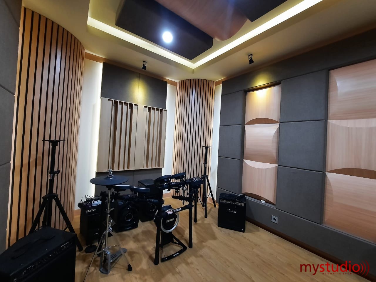 Studio Musik, Recording Studio, & Control Room